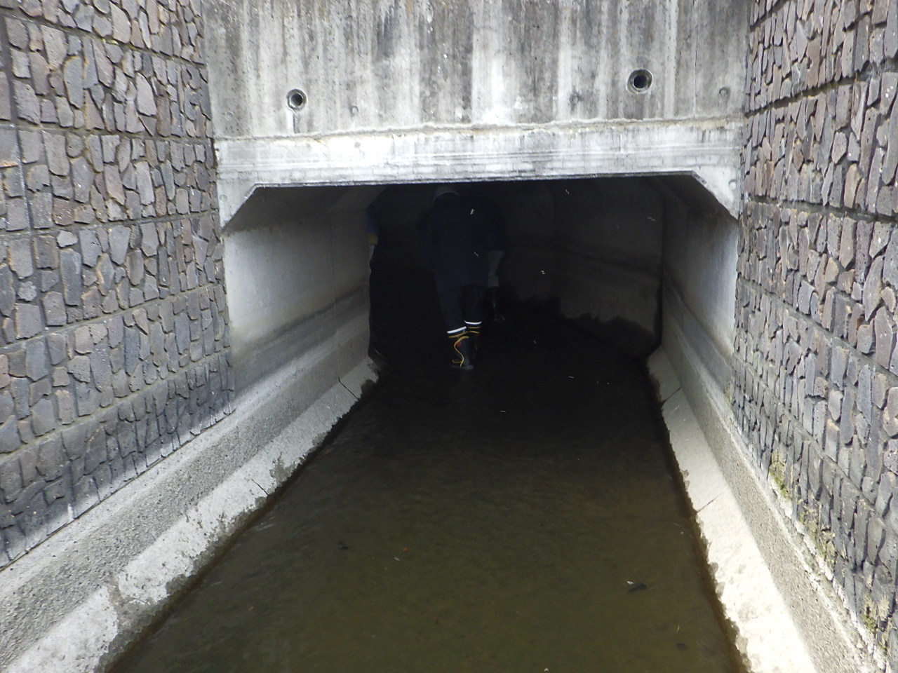 道路の下を行く！地下埋設水路を歩いてみた。